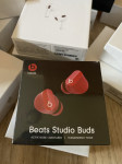 NOVE, vakuumsko zapakirane slušalke Beats Studio Buds v rdeči barvi.