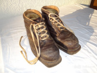 starinski smučarski tekaški čevlji
