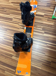 Alpski-race snowboard in pancarji