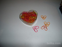 plastične sponke za papir v škatlici