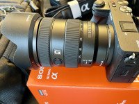 Fotoaparat Sony a6700 in objektiv G 16-55 F2.8 s potovalnim nahrbtniko