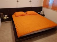Zakonska postelja-spalnica in nočni omarici