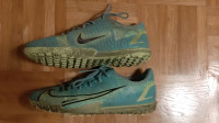 PODARIM - Športni čevlji NIke za umetno travo, velikost 38,5
