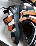 Plezalni čevlji - plezalke: Tenaya št. 41, La Sportiva št. 42