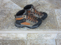 Pohodni planinski čevlji alpina vibram št. 37