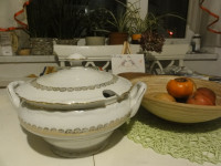 JUŠNIK STARINSKI PORCELAN Nič poškodovan . spodaj je žig