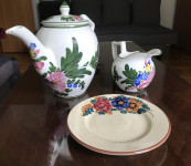 Rustikalen keramičen čajnik in vrček in krožnik