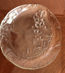 Servirni steklen krožnik z grozdom