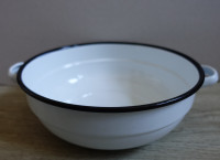 Skleda z dvema ročajema Gorica Jugoslavija, bela, premer 25,5 cm