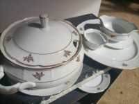 Thune porcelaine, jušnik, šest krožnikov in desertni krožnik