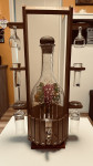 Steklenica z lesenim stojalom in kozarci