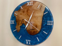 Epoxy stenska ura Blue Lagoon z belimi detajli 350mm