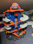 Prodam Hot Wheels Ultimate Garage.