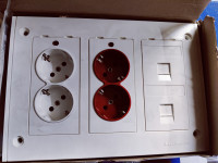 Simon XSBM0322/9 PODOMETNO ohišje 4X220V, 2XRJ45 CAT.5E, BELO