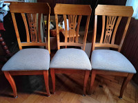 Starinski stoli z oblazinjenim sedežem