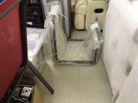 Dva freišvinger podstavka za jedilni stol.