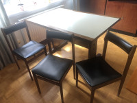 kuhinjska miza z stirimi stoli