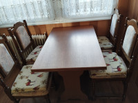 Raztegljiva lesena miza