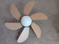 Stropni ventilator z lučjo