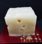 Sveča velikanka na keramičnem krožniku