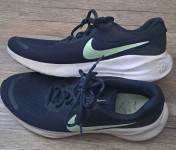 Nike Revolution 42