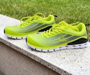 Ugodno NOVI tekaški copati PEAK, št. 42