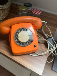 Retro oranžen vrtljivi telefon – vintage