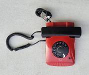 Retro rdeč telefon Iskra ETA Primerno za dekoracijo  Ni testiran če de