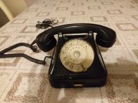 starinski telefon z vrtljivo številčnico in slušalko