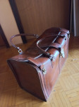 Starejša potovalna torba , kovček
