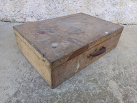 Stari leseni kovček