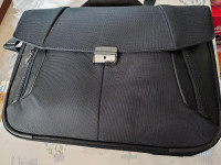 ugodno prodam popolnoma novo Samsonite torbo za laptop
