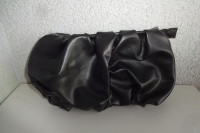 Črna pisemska nagubana torbica, 25 cm, nerabljena
