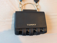 Mala torbica Tommy Hillfiger original, praktično nova