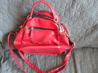 torbica rdeča z modnimi zadrgami in devetimi predali. Nova