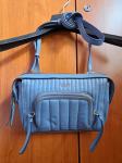 torbica znamke DKMY v svetlo modri barvi