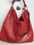 Velika in zelo uporabna rdeča torbica