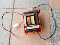 TRANSFORMATOR električne energije iz 220 W dim.11,5 x 8 cm