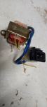 Transformator z vtičnico in termostikalom iz manjšega radia.