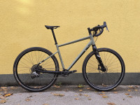 Gravel bicikl Riverside Touring 920 s dinamom, veličina L