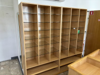 Omara s steklenimi policami