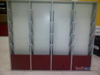 Regal z vzorčnimi pohištvenimi vrati, za salon s pohištvom