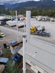 Vertikalna vetrna turbina (VAWT) moči 1 kW na 10 m stebru.