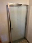 Steklena stena in tuš vrata z ročajem kopalnica