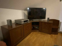 Kotni regal za TV