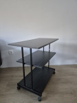 TV omarica s 3 policami na kolesih