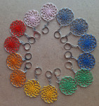 Barvni kvačkani uhančki-uhani