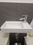 Bel porcelanast umivalnik