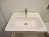 Nov umivalnik z dodatki