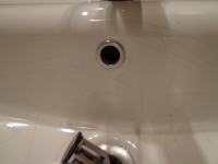 POŠKODOVAN UMIVALNIK BELE BARVE